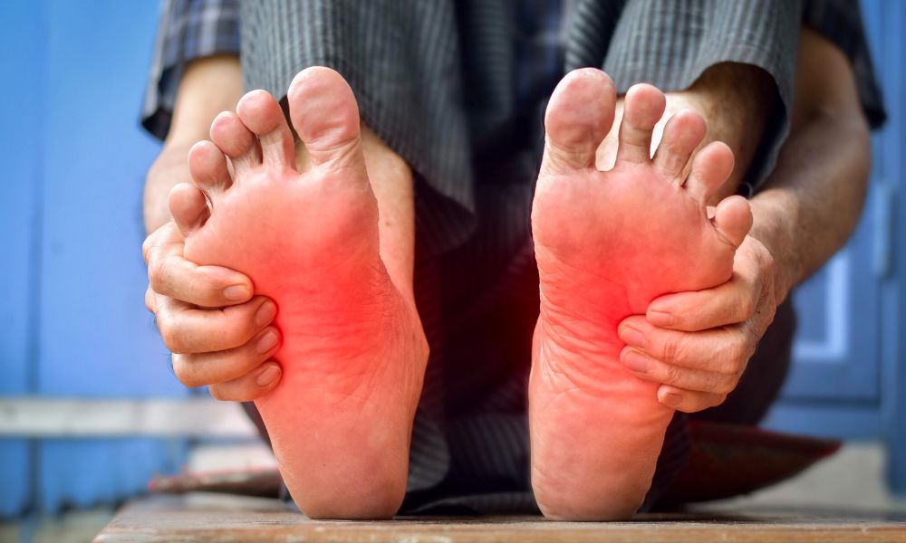 Primeros síntomas de neuropatía en los pies: dolor, ardor e inflamación resaltados en rojo. Problema común en los nervios periféricos.