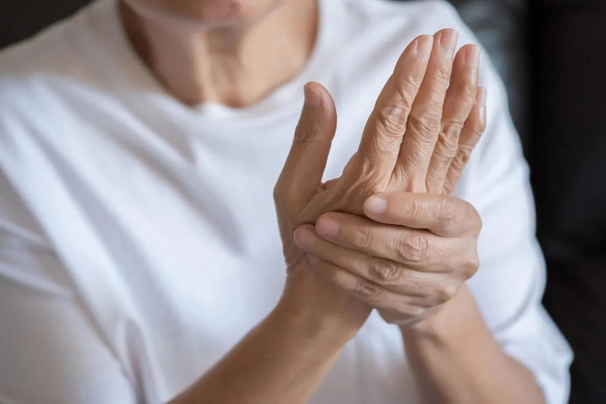 Cómo tratar la artritis en las manos